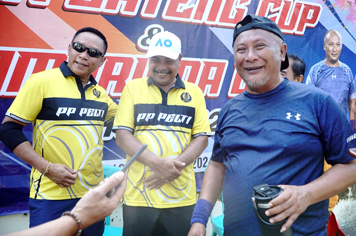 RAMAH : Pj Bupati Pati Henggar Budi Anggoro saat menyambut peserta kejuaraan tenis lapangan di Lapangan Tenis Bakorwil Pati.