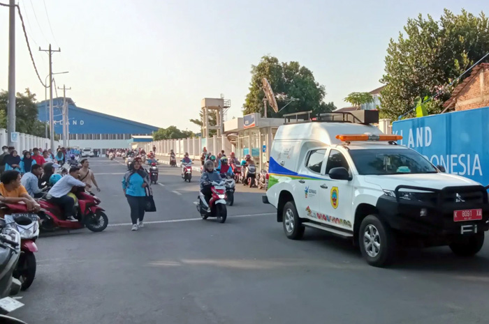 BUDALAN: Karyawan PT Seijin di Kabupaten Pati pulang bekerja dari pabrik belum lama ini.