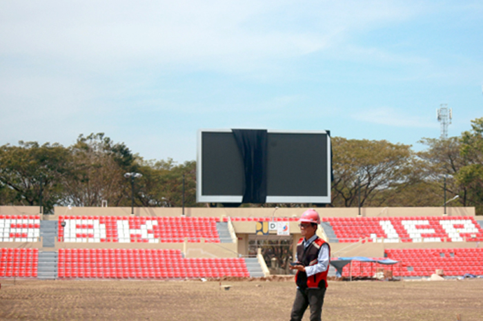 MASIH PROSES: Pekerja mengecek proses renovasi Stadion GBK Jepara yang masih berjalan.