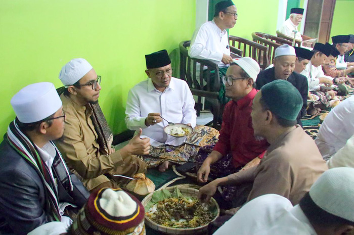 TRADISI: KH. Nur Khamim, Habib Muhammad Ali Al Habsyi dari Solo, Pj Bupati Kudus M. Chasan Habibie, dan Habib Umar Muthohar dari Semarang (berpeci hitam di atas kursi) usai prosesi buka luwur.