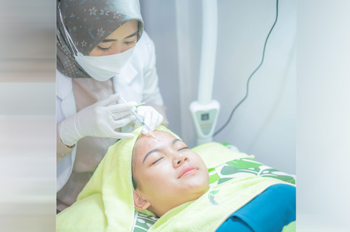 BEAUTY Proses perawatan wajah dengan suntik DNA salmon.