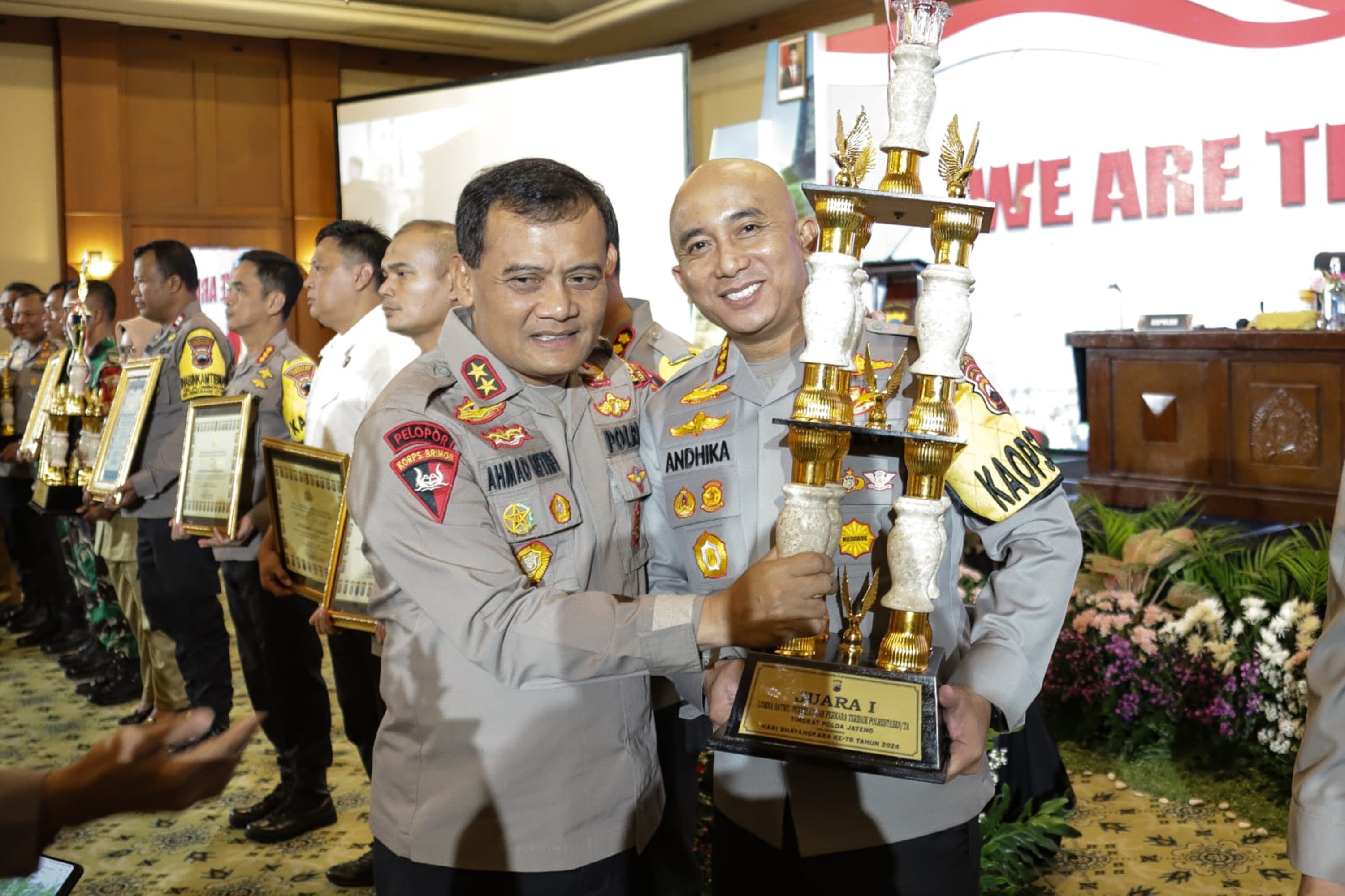 PRESTASI: Kapolresta Pati Kombes Pol Andhika Bayu Adhittama menerima penghargaan dari Kapolda Jawa Tengah Irjen Pol Ahmad Luthfi di Hotel Hyatt Regency, Yogyakarta, belum lama ini.