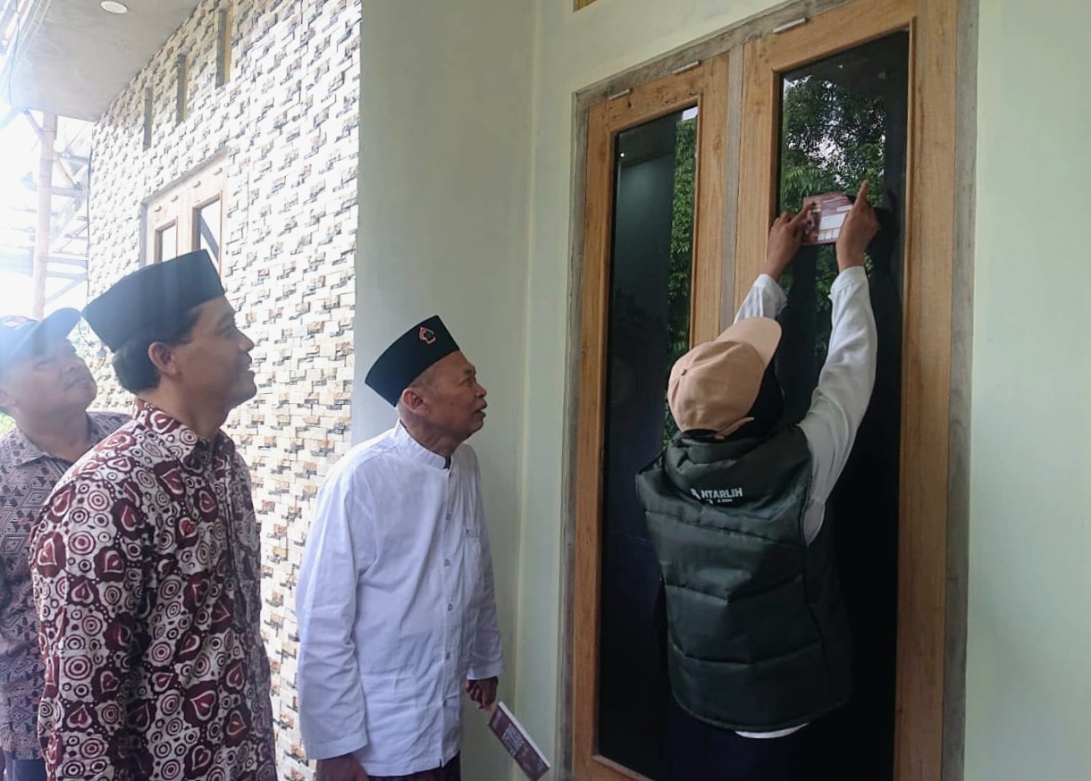 COKLIT: Petugas pantarlih verifikasi faktual dari rumah ke rumah di Kecamatan Jepara untuk mencocokkan data daftar pemilih baru-baru ini.