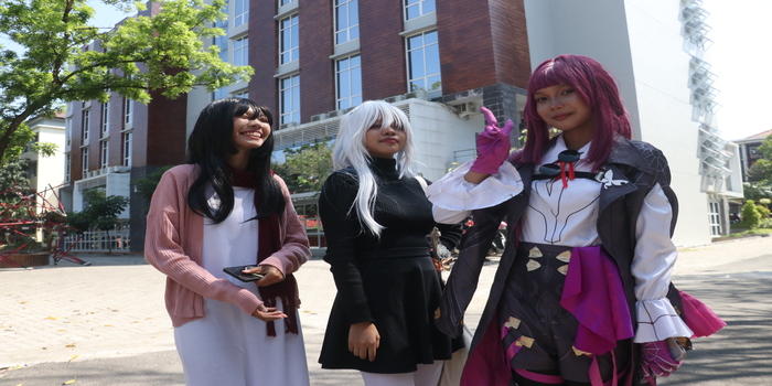 TAMPIL KEREN: Aksi cosplayer di even Japanese Enthusiasm Kudus di kampus UMK kemarin.