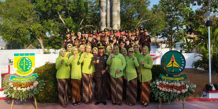 TABUR BUNGA: Kajari Grobogan Iqbal bersama dengan jaksa melakukan tabur bunga di Taman Makam Pahlawan Purwodadi.