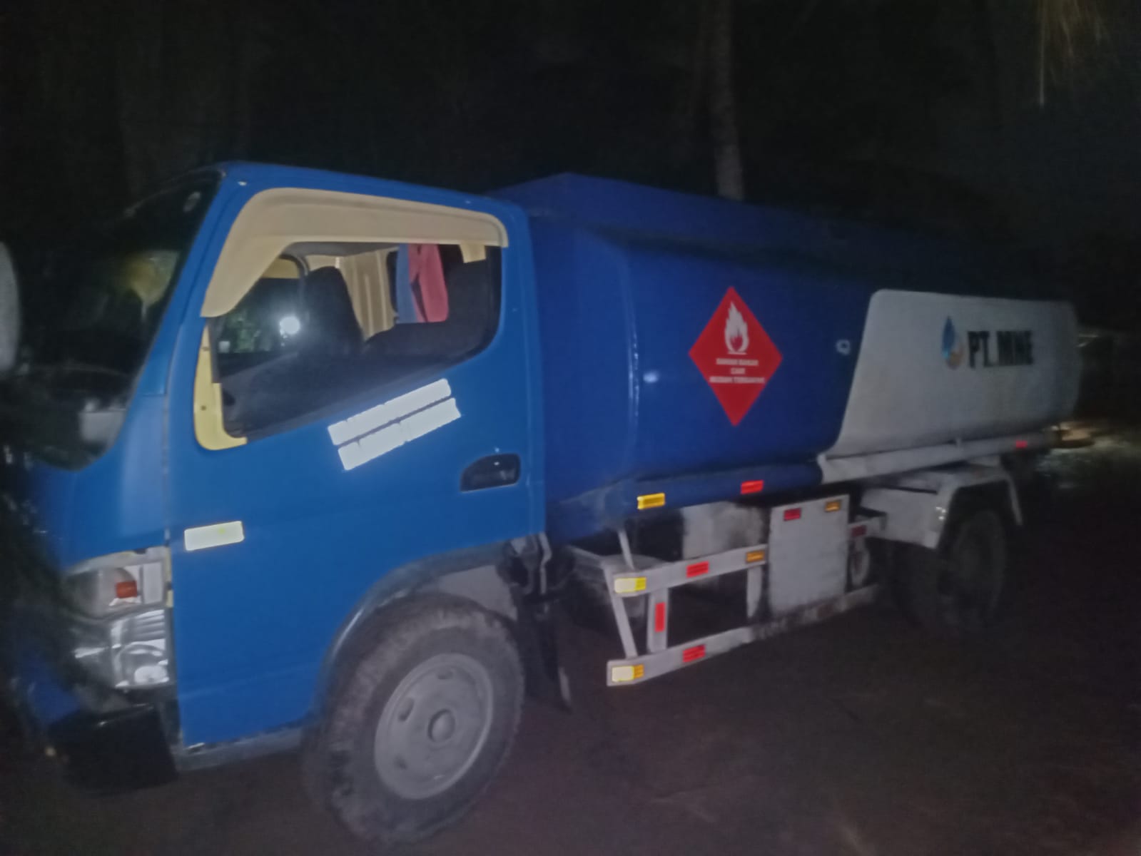 DIFOTO: Truk pengangkut solar subsidi di datangi warga Desa Banyutowo, Dukuhseti pada Senin (21/7).
