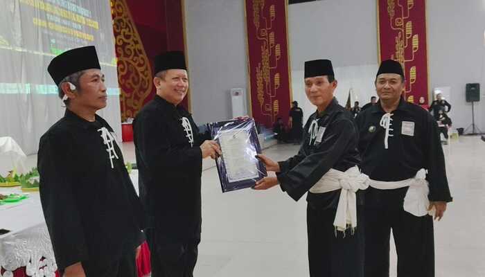 ANGGOTA KEHORMATAN : Dewan Pusat PSHT Kangmas Sapto Yohanes menyerahkan warga kehormatan dan dewan penasehat PSHT kepada Bambang Pujiyanto dan Pujo Santoso di Purwodadi pada Jumat (19/7) lalu.