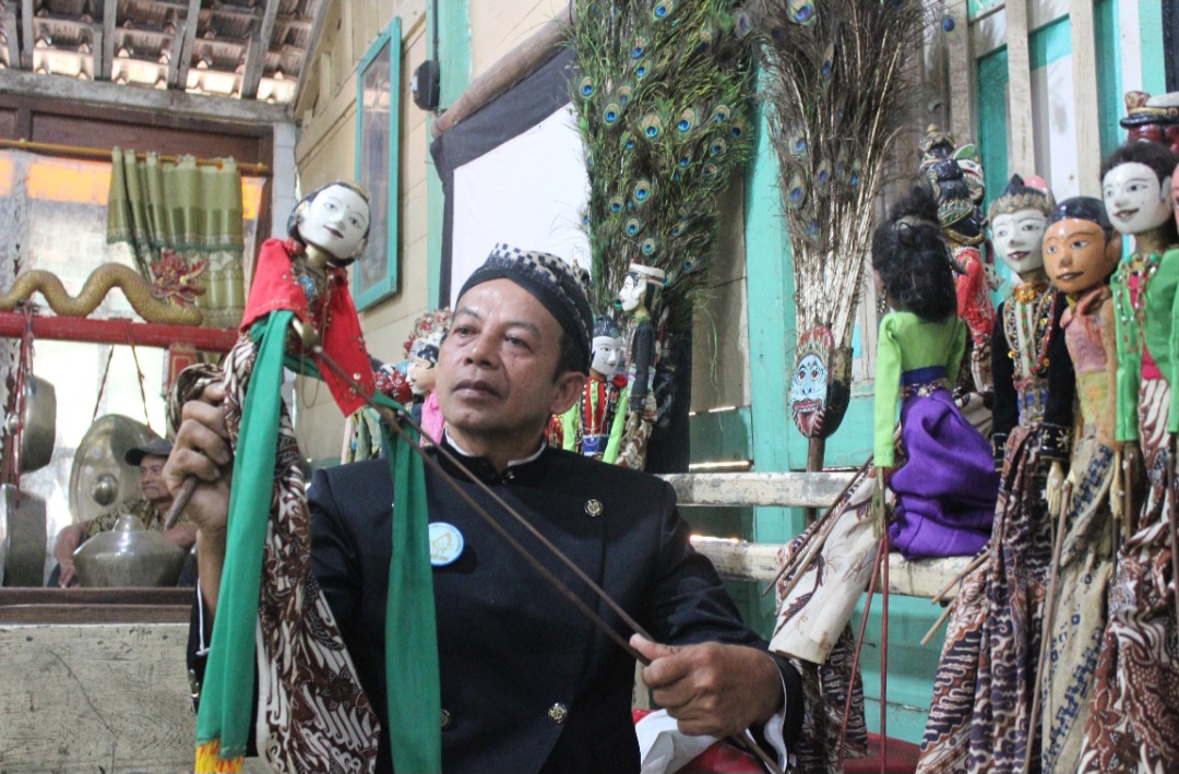 PERTUNJUKAN: Mbah Nurwanto, dalang wayang thengul di Desa Bangowan, Jiken sedang memainkan wayang. Foto: ARIF FAKHRIAN KHALIM/RADAR KUDUS