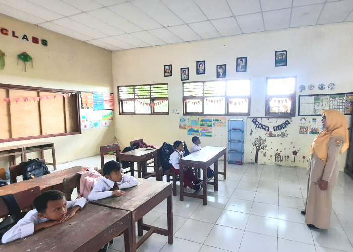 PENDIDIKAN: Guru SDN 3 Genengadal saat mengajar siswa baru kelas 1.