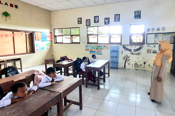 PENDIDIKAN: Guru SDN 3 Genengadal saat mengajar siswa baru kelas 1.