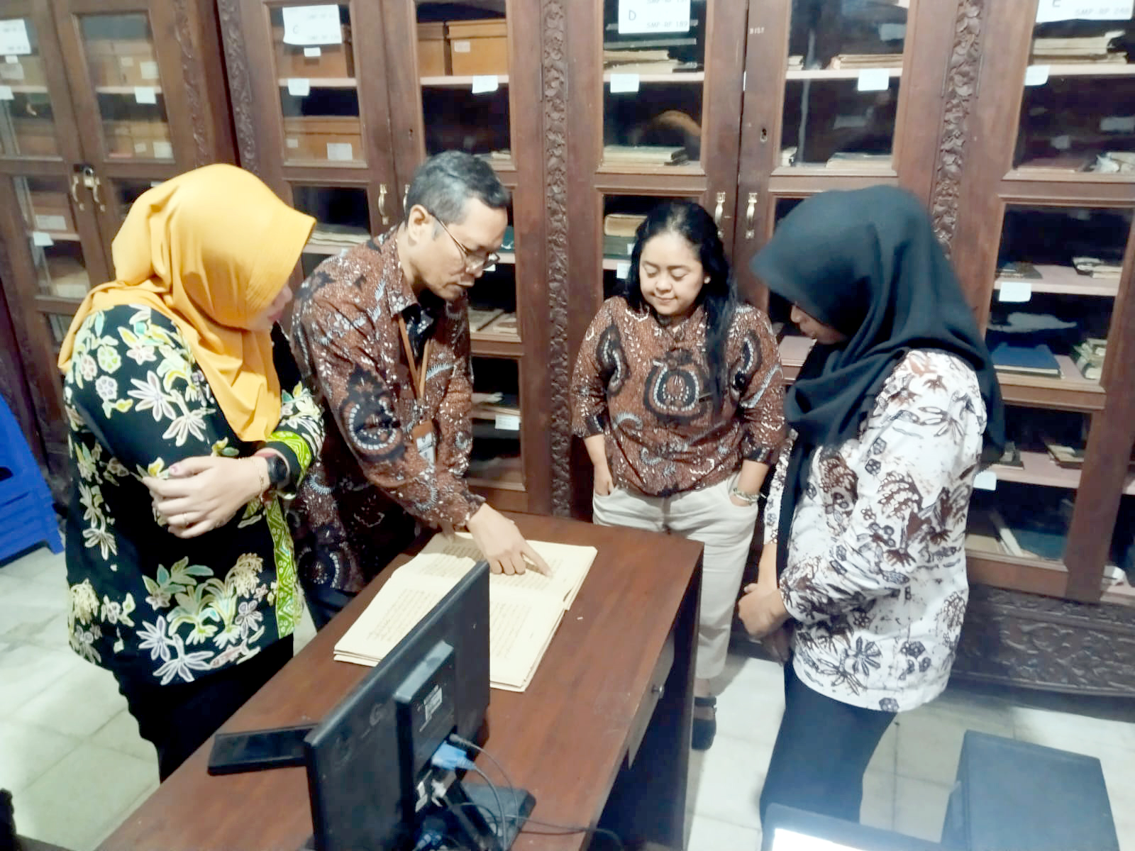 TELUSURI: Staf Dinas Arpus Pati bersama pengelola Museum Radya Pustaka Surakarta menelisik manuskrip yang berhubungan dengan Kabupaten Pati baru-baru ini.