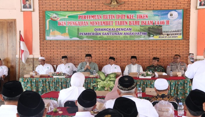 SEDEKAH: Bupati Blora Arief Rohman bersama Ikatan Persaudaraan Haji Indonesia (IPHI) Kecamatan Jiken memberikan santunan.