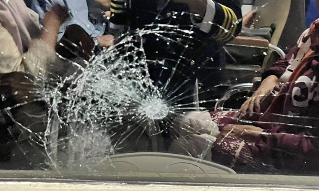 RETAK: Kerusakan kaca akibat tindak pelemparan batu pada KA 233 Matarmaja dengan di Petak Jalan Stasiun Tanggung Kabupaten Grobogan.
