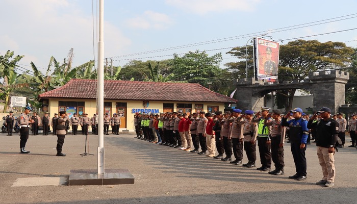 SUKSES BERSAMA: Petugas gabungan menerima pengarahan dalam pengamanan pengesahan warga baru PSHT, Sabtu lalu (20/7).