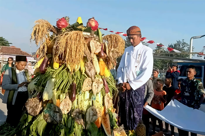 DIBUANG KE LAUT: Pembuangan buceng tahun lalu, yang diletakkan di kain putih serta dipegang para tokoh di Karimunjawa, meliputi tokoh agama, pejabat tinggi, tokoh masyarakat hingga pamong setempat.
