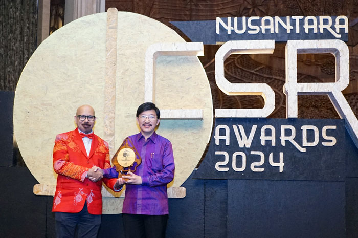 Marco Sumampouw, Direktur Smartfren (Kanan) menerima penghargaan Nusantara CSR Awards 2024 diberikan kepada Andrijanto Muljono, CEO Smartfren sebagai Pemimpin Transformasi Bisnis Berkelanjutan.