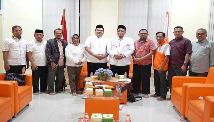 KOMPAK: Bupati Blora Arief Rohman bersama Sri Setyorini bersama jajaran DPW PKS Jateng saat mengikuti pendalaman Visi Misi di DPW PKS Jateng