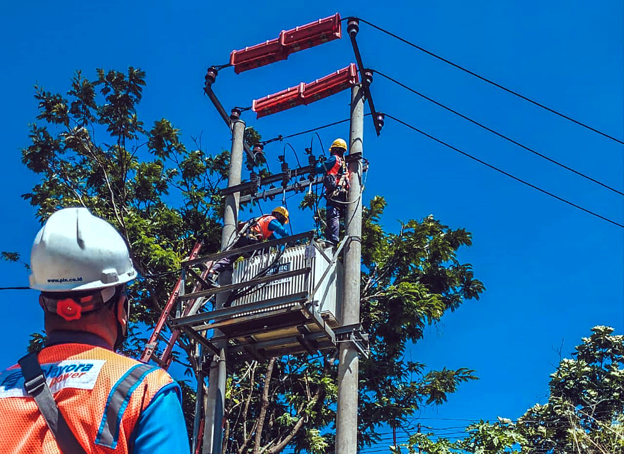 JAGA KEANDALAN: Ilustrasi petugas PLN secara rutin melakukan pemeliharaan infrastruktur untuk menjaga keandalan pasokan listrik bagi masyarakat.