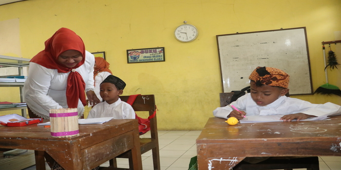 CUMA DAPAT DUA SISWA: Guru mengajar dua siswanya di ruang kelas disekat di SD 2 Bulungcangkring Jekulo Kudus kemarin.