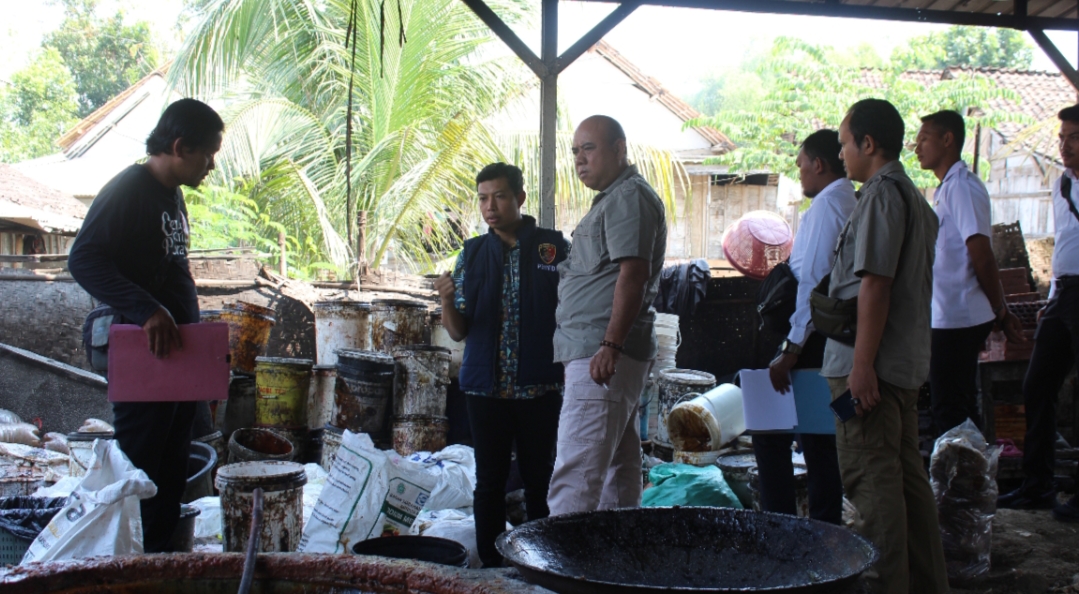 INDUSTRI RUMAH TANGGA: Gabungan dinas dan aparat kepolisian melakukan peninjauan industri gula merah di Kelurahan Tambakromo, Cepu pada Rabu (24/7).