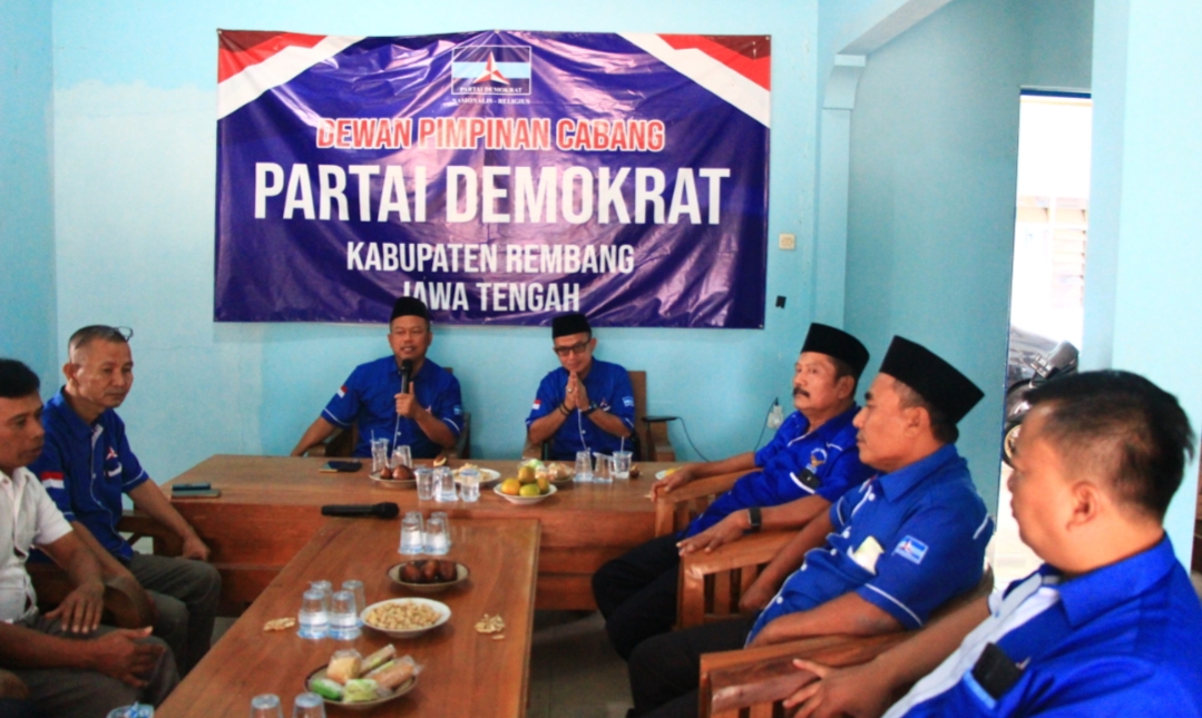 KOMPAK: Jajaran pengurus DPC Demokrat Rembang mengumumkan Hanies Cholil Barro ideal berpasangan dengan Harno dalam Pilkada 2024.