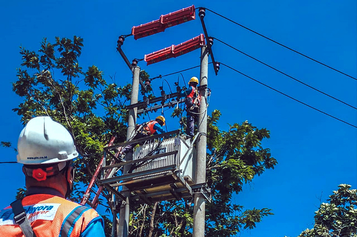 JAGA KEANDALAN: Ilustrasi petugas PLN secara rutin melakukan pemeliharaan infrastruktur untuk menjaga keandalan pasokan listrik bagi masyarakat.