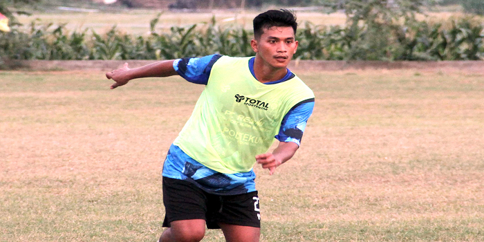KURANG MEMUASKAN: Pemain Eks Timnas Indonesia dan Persib Bandung Indra Mustafa saat mengikuti seleksi tim Persiku.