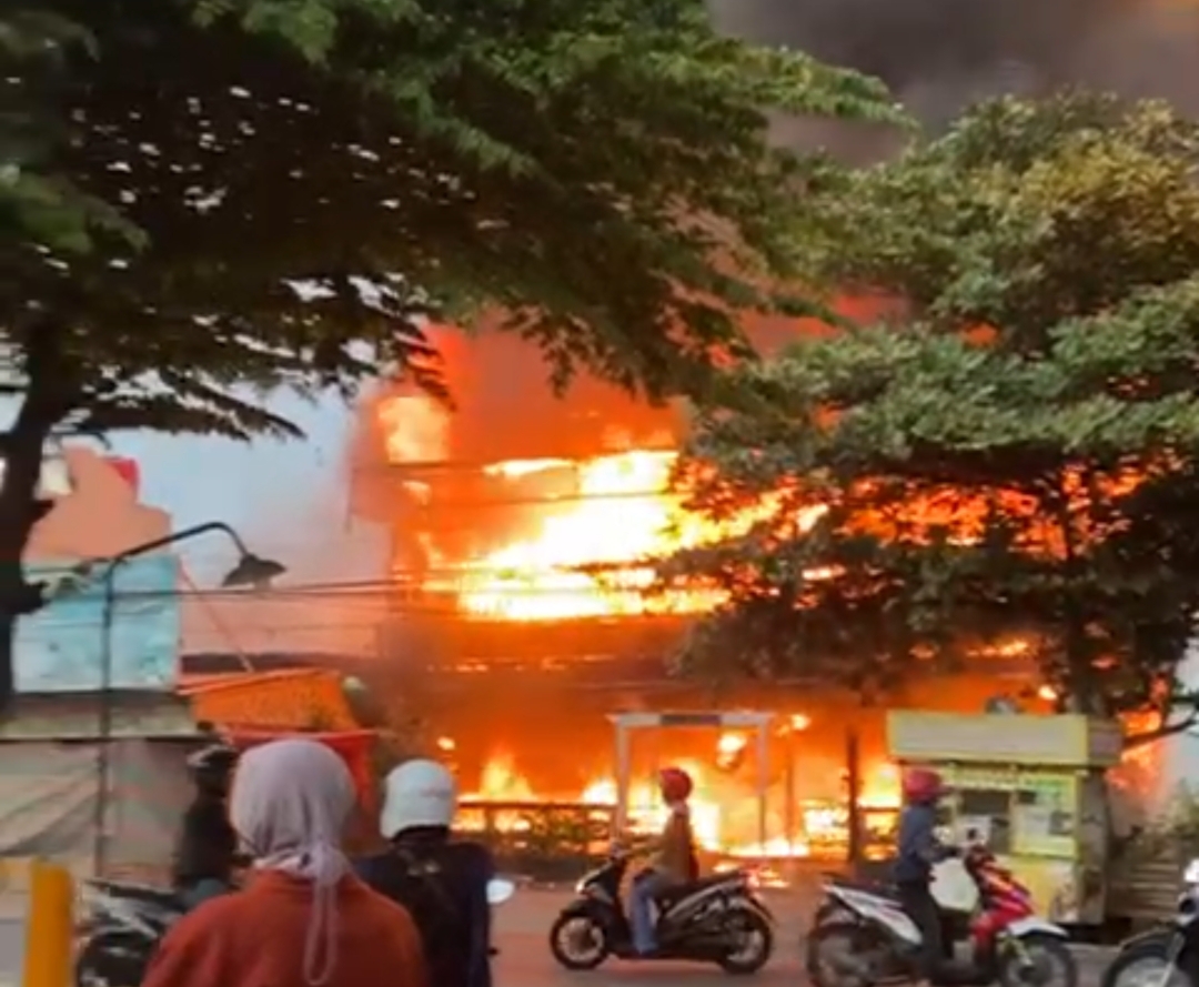 TERBAKAR: Kebakaran hebat menghanguskan Parallel Resto yang berlokasi di Jalan lingkar Utara turut Desa Peganjaran, Kecamatan Bae pada Kamis (25/7).