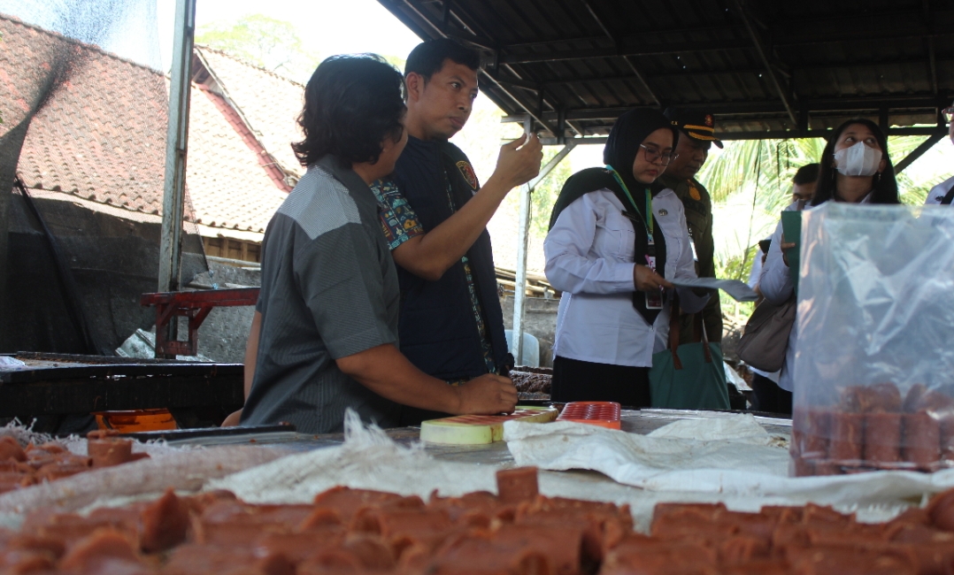 SIDAK: Petugas menyidak produksi gula merah rumahan di Cepu, Blora pada Rabu (24/7).