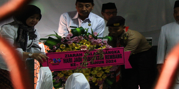 INGAT LELUHUR: Bupati Rembang Abdul Hafidz memimpin ziarah di makam Mbah Sambu, Lasem, Rembang, kemarin.