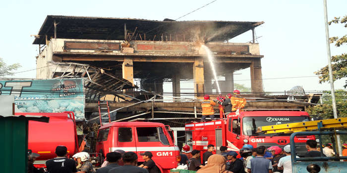 LUDES: Pemadam kebakaran berjibaku memadamkan kafe Paralel yang terbakar di Jalan Lingkar, Desa Peganjaran, Kecamatan Bae, Kudus kemarin pagi.