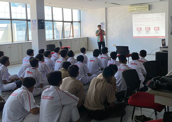 KUNJUNGAN : Kepala Cabang Astra Motor SO Kudus Andrian Nyoto melakukan kunjungan Industri ke salah satu SMK di Kudus sekaligus memberi dukungan untuk berpartisipasi di ajang AHMBS.