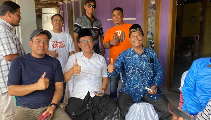 SINYAL BERKOALISI: Sekretaris DPC Hanura Rembang Dumadiyono (dari kiri),  Ketua DPC Hanura Rembang Nur Hasan Harno, berfoto bersama Ketua DPC Demokrat Rembang Harno dan kadernya berfoto bersama
