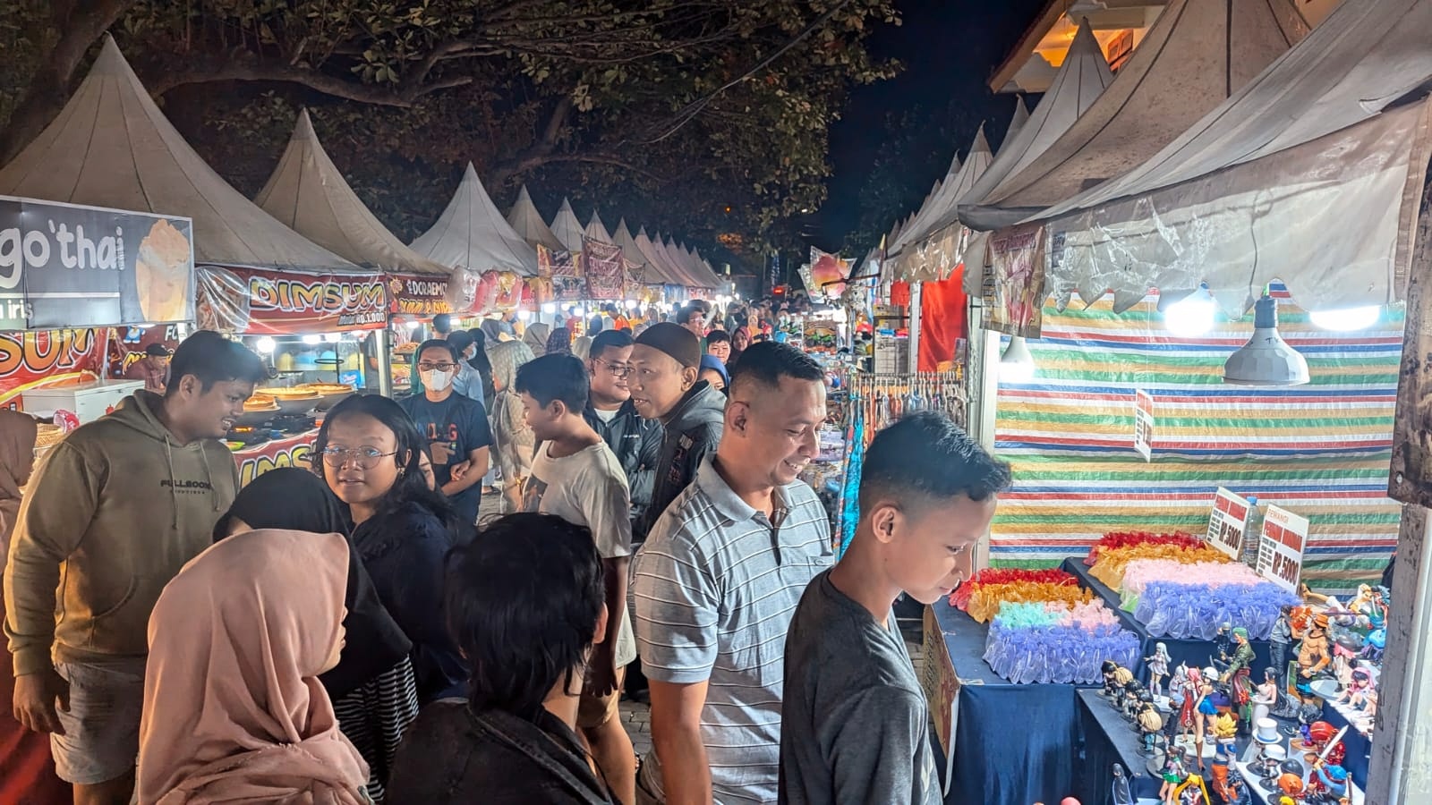 RAMAI: Warga mengunjungi stand bazar di event Rembang Expo yang merupakan salah satu rangkaian hari jadi ke 283 Kabupaten Rembang baru-baru ini