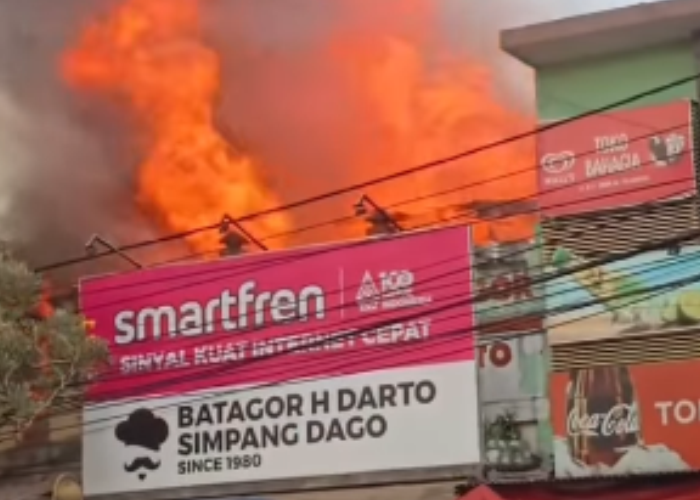 TERBAKAR: Pasar Dago Bandung di Simpang Dago Bandung terbakar hebat pada Jumat (26/7) sore.