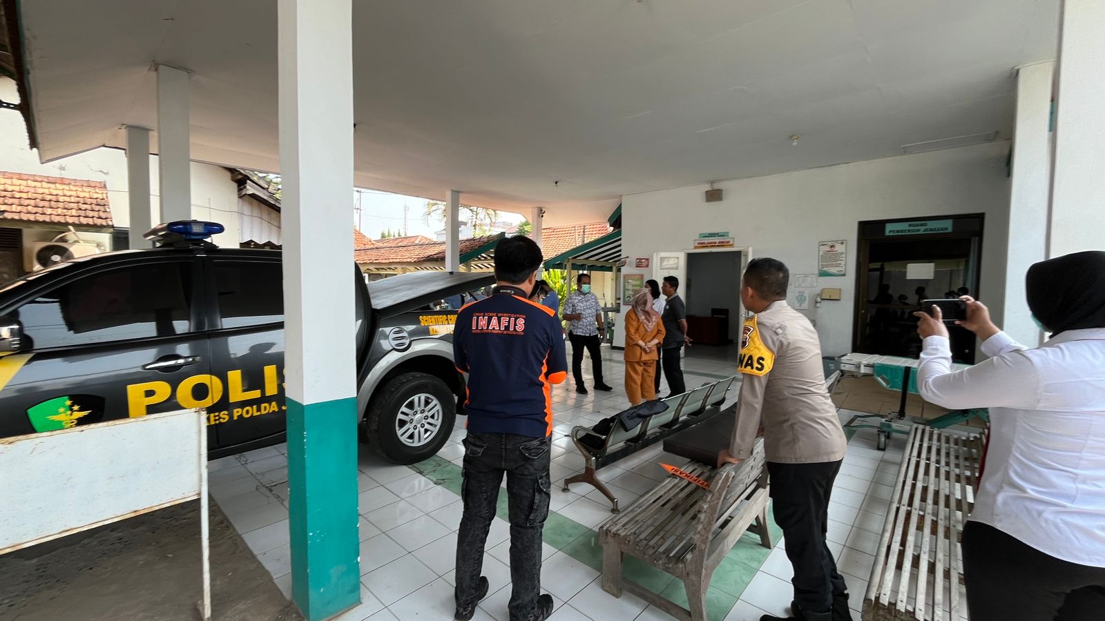 DICEK: Polisi membawa temuan mayat ke RSUD RAA Soewondo Pati kemarin.