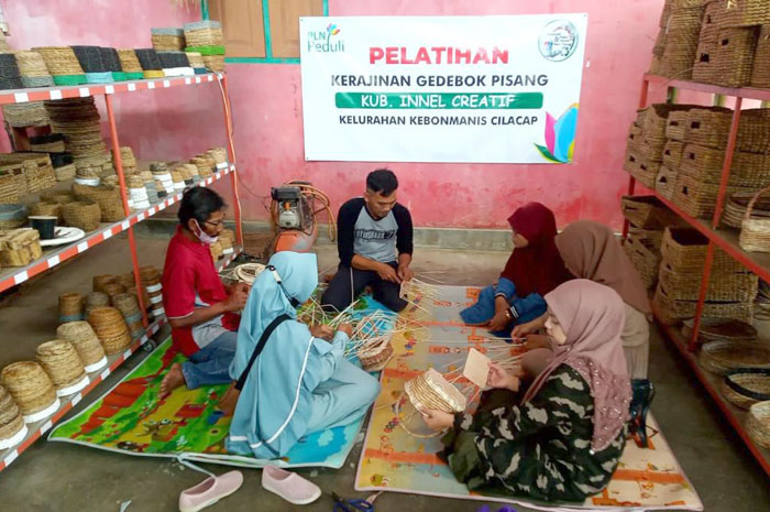 BERI MANFAAAT: Program TJSL Pengembangan UMK Bank Sampah Mandiri di Kawasan Eduwisata Taman Ketapang binaan PLN.