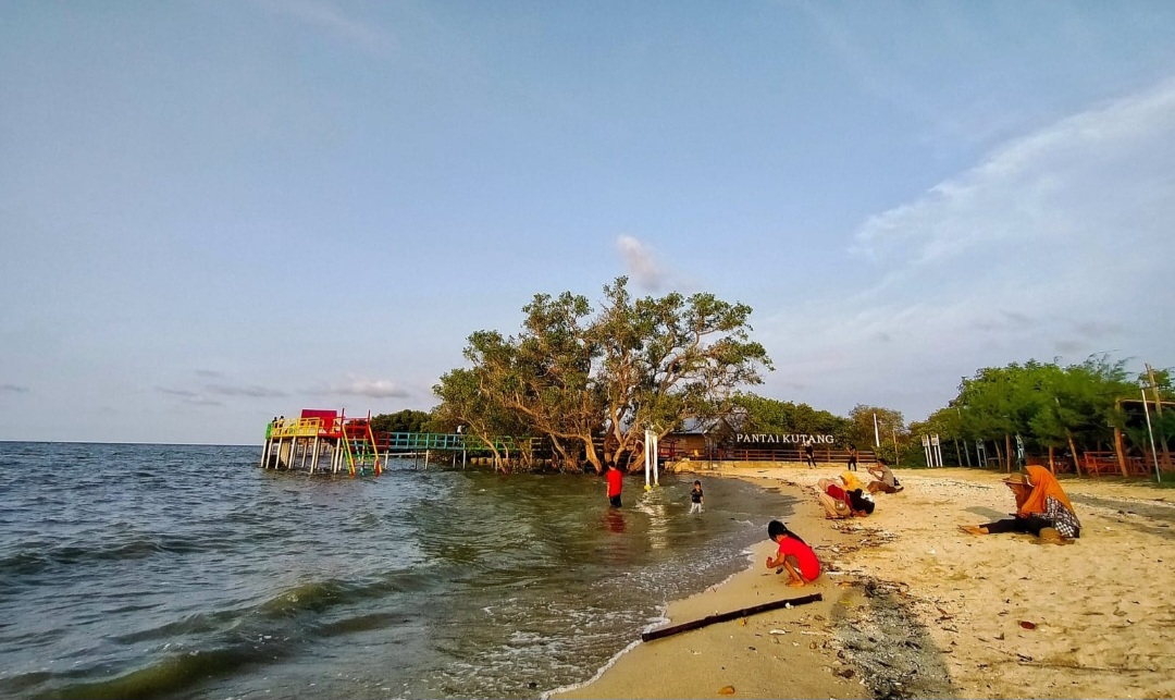 CERIA: Pengunjung bermain pasir di area Pantai Kutang, Lamongan, Jawa Timur.
