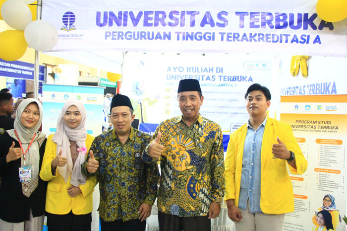 BERI DUKUNGAN: Bupati Rembang, Abdul Hafidz foto bersama Ketua Pengelola Salut Kartini Rembang, Achmad Sholchan dan mahasiswa UT saat pembukaan Rembang Expo.