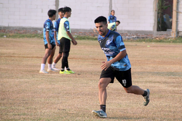BENTUK KOMPOSISI: Daniel Mansilla, legiun asing sedang berlatih dengan tim untuk mengikuti seleksi pemain Persiku.
