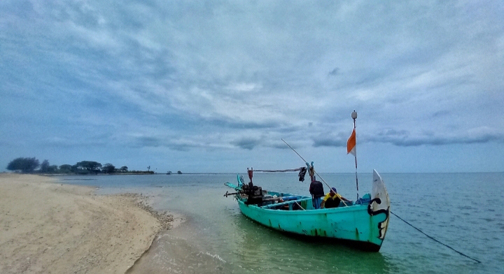 BERSANDAR: Perahu nelayan berada di sekitar Pulau Gede