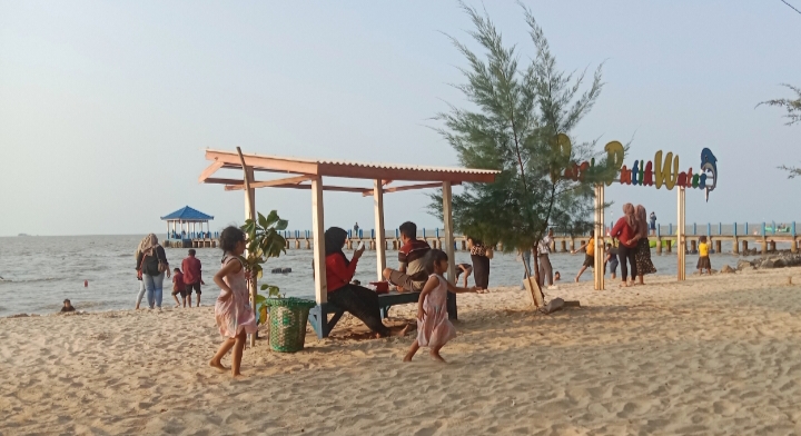 ASYIK: Wisatawan sedang bermain di Pantai Wates