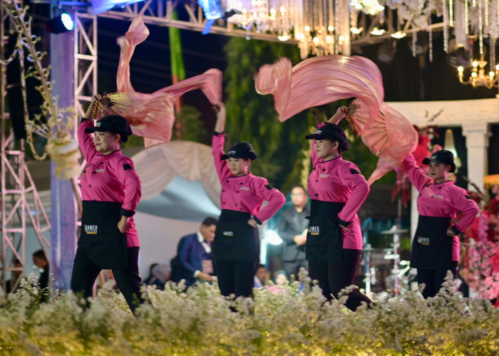 ATRAKTIF: Tim Rameo Catering saat menampilkan food parade di Wedding Expo Rembang, Sabtu  (27/7).