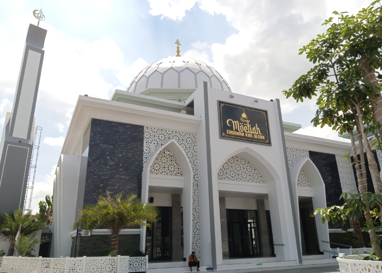 MEGAH: Masjid Moetiah Blora tampak dari depan.