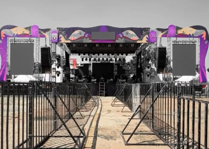 PANGGUNG: Sejumlah crew tengah mempersiapkan konser Denny Caknan di Alun-alun Rembang pada Senin (29/7).