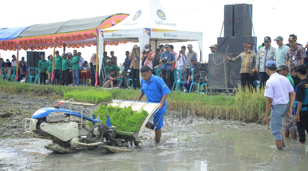 DIKENALKAN TEKNOLOGI: Kaum milenial diberikan kesempatan menjajal alsintan untuk mengoptimalkan lahan pertanian.