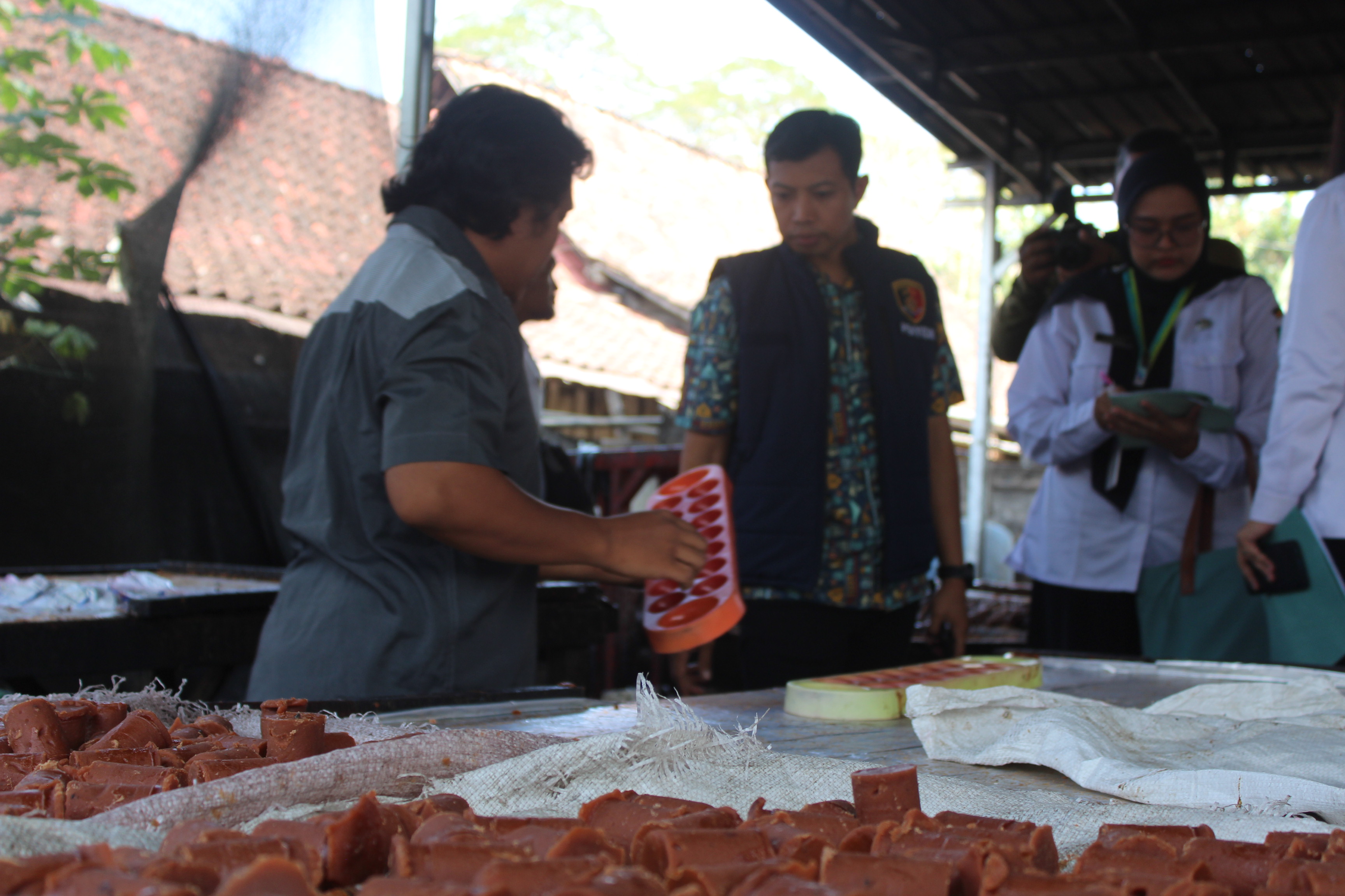 RUMAH INDUSTRI: Petugas kepolisian gabungan dari Polres Blora dan Polsek Cepu melakukan peninjauan ke rumah industri gula merah di Dukuh Ngledok, Kelurahan Tambakromo, Kecamatan Cepu.