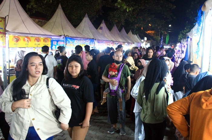 MEMBLUDAK: Warga melintas di depan standa makanan di pameran Rembang Expo, Balai Kartini Rembang.