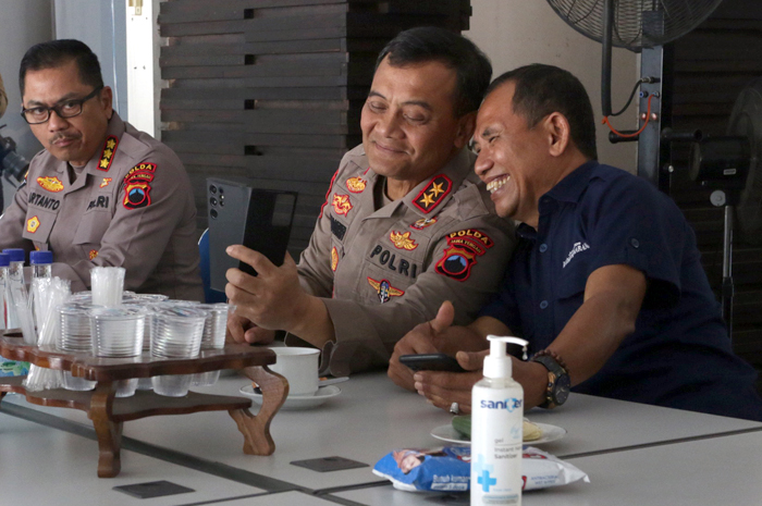 TUGAS BARU: Irjen Pol Ahmad Lutfhi bercengkrama dengan Direktur Jawa Pos Radar Semarang Baehaqi saat berkunjung di kantor Jawa Pos Radar Semarang, Kamis (25/7) lalu.