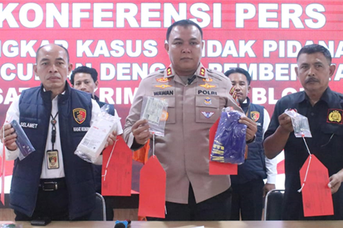 GELAR PERKARA: Kapolres Blora AKBP Wawan Andi Susanto bersama jajarannya menggelar pres rilis di kasus pencurian, Senin (29/7).